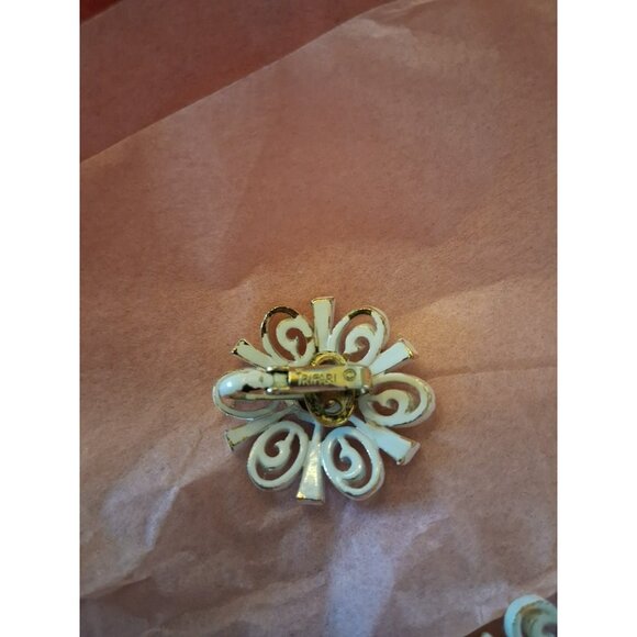 Vintage CROWN TRIFARI - white enamel - flower starburst snowflake clip EARRINGS - Picture 4 of 4